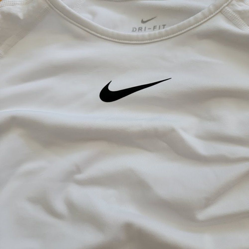 Nike Dri-Fit boy's White Long Sleeve Crew Neck Pullover T-Shirt Size Lar… - Picture 2 of 3